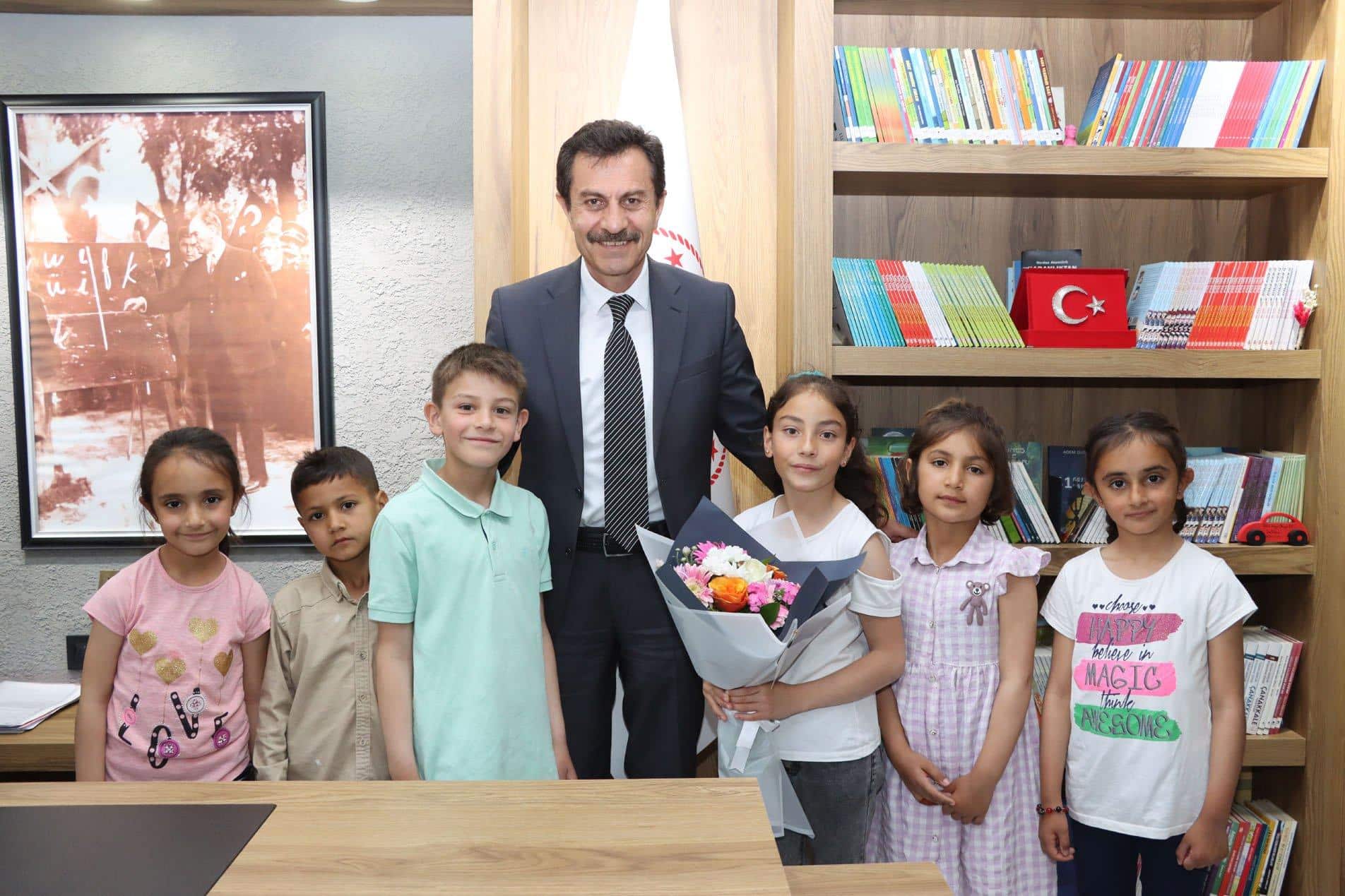 ÖĞRENCİLERLE  ŞEHİR GEZİSİ PROGRAMI GERÇEKLEŞTİRİLDİ