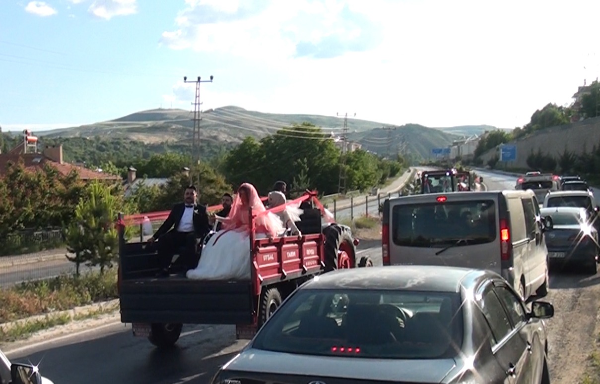 TRAKTÖRLE GELİN GETİRDİ