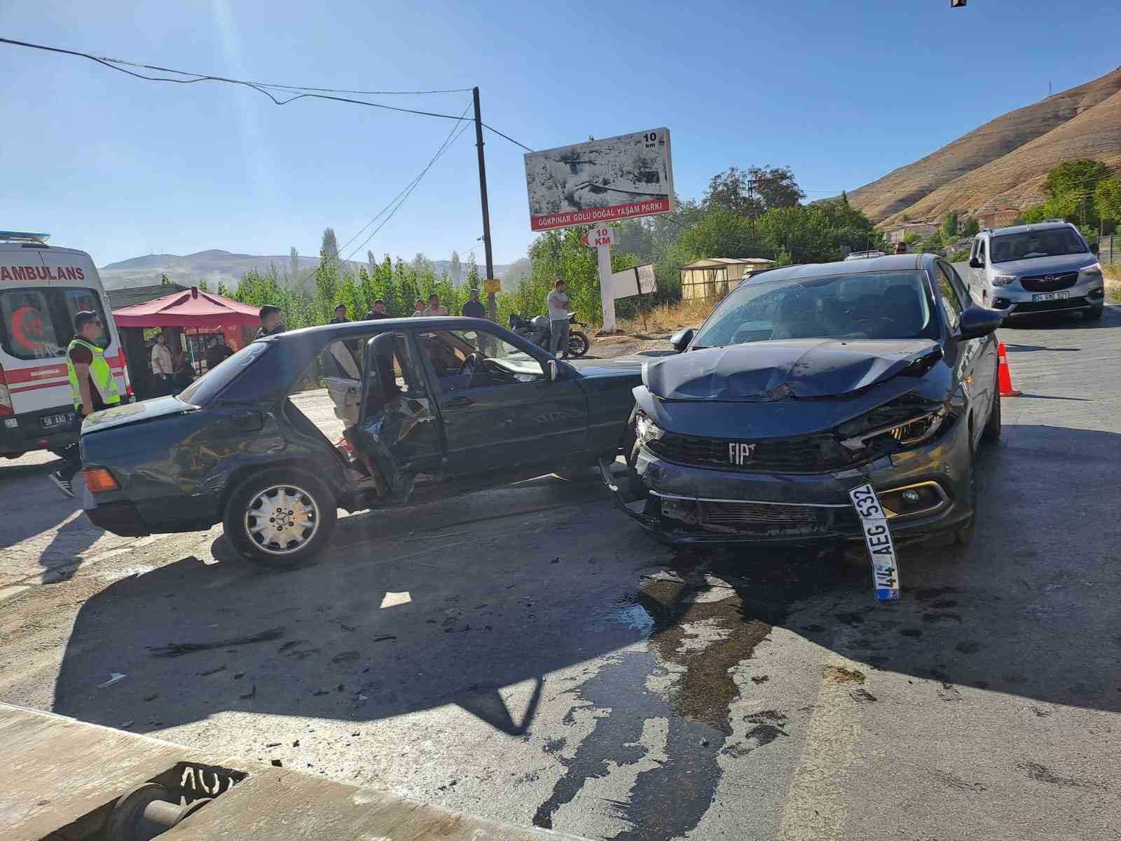 OTOMOBİLLER ÇARPIŞTI: 4 YARALI