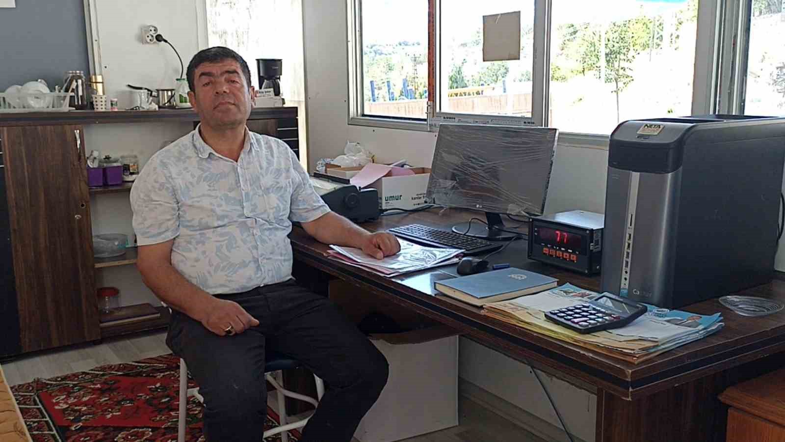 MAAŞINI UZUN YILLARDIR  ÖĞRENCİLERE BURS OLARAK DAĞITIYOR