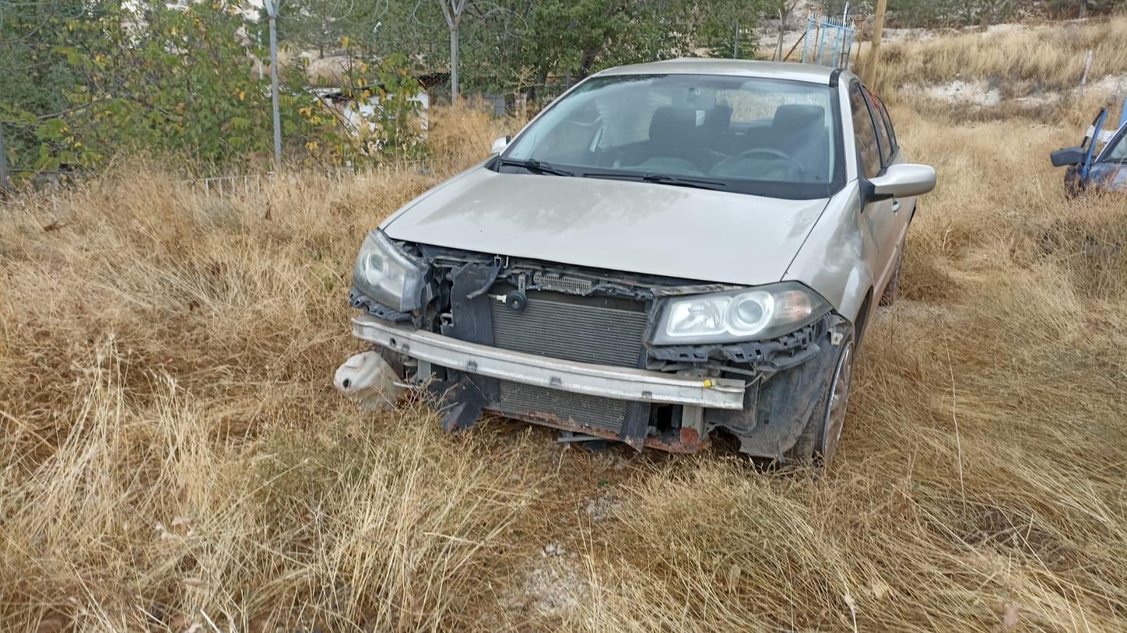 YOLDAN ÇIKAN OTOMOBİL DEVRİLDİ: 3 YARALI