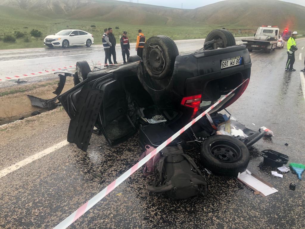 NİŞANLI ÇİFTİ KAZA AYIRDI: 1 ÖLÜ, 1 YARALI