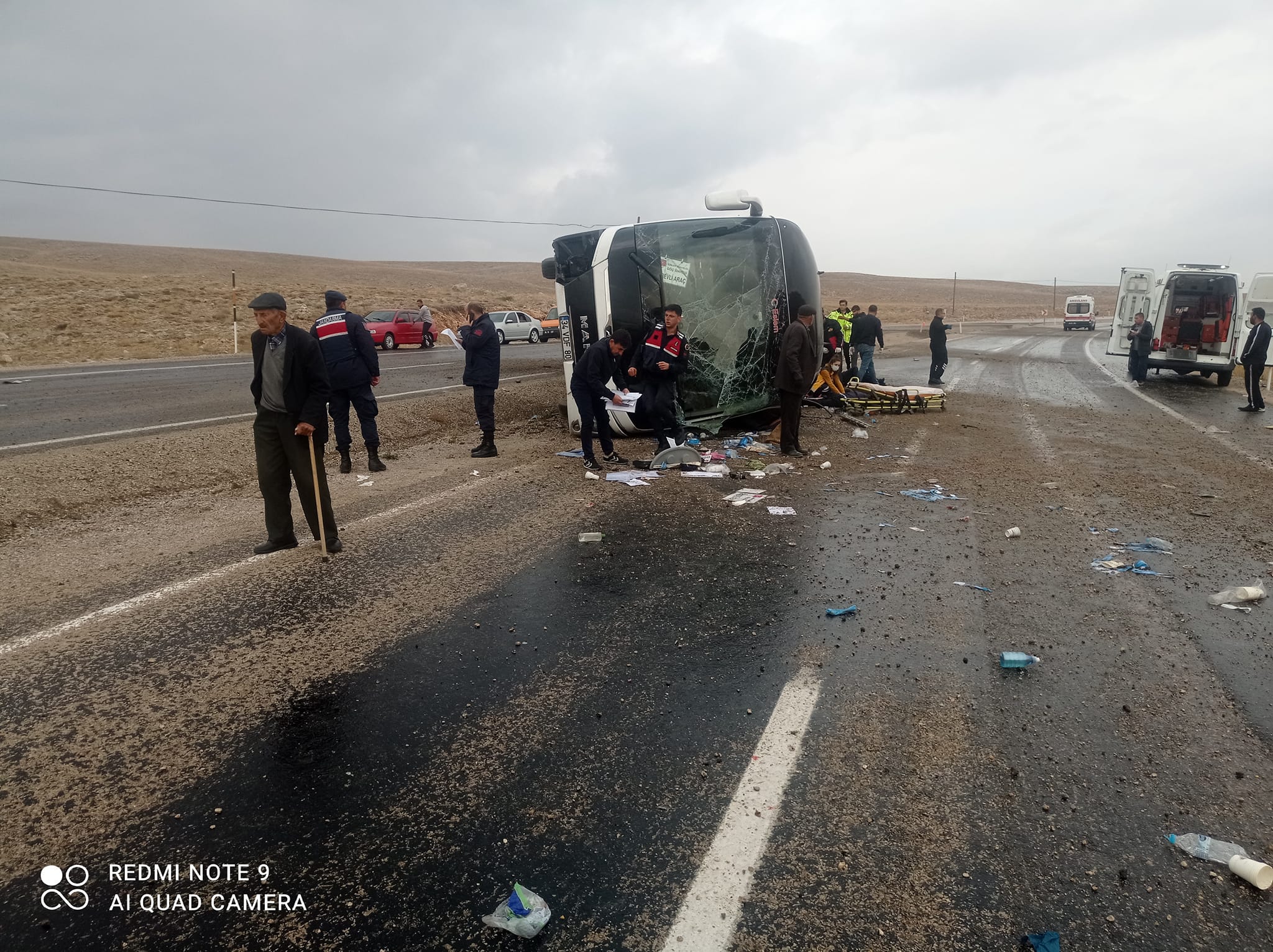 GÖÇMENLERİ TAŞIYAN OTOBÜS DEVRİLDİ: 3 ÖLÜ, 27 YARALI