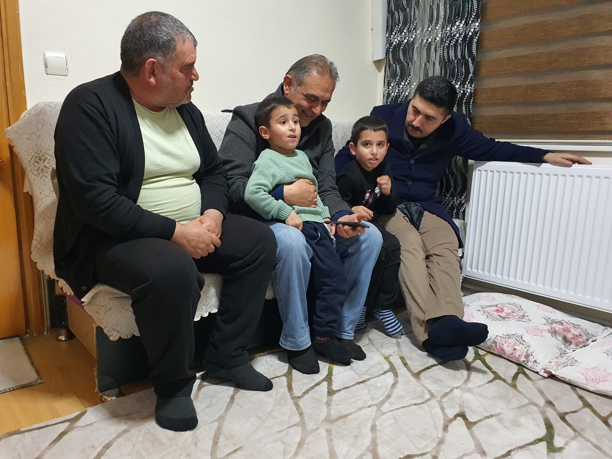 BAŞKAN ÇİFTÇİ VE KAYMAKAM YAZICI’NIN DEPREMZEDELERE ZİYARETLERİ DEVAM EDİYOR