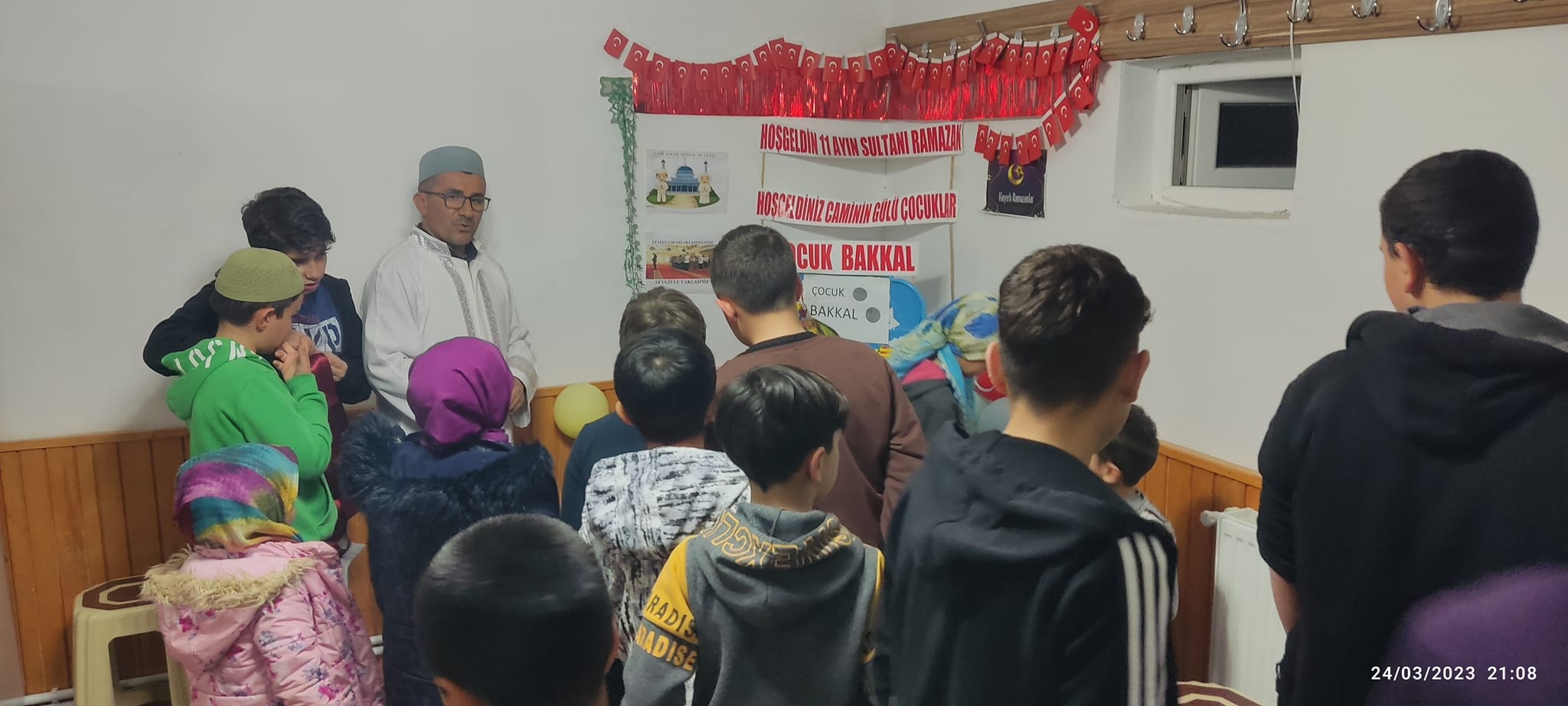 İMAM, ÇOCUKLAR İÇİN CAMİYE BAKKAL KURDU