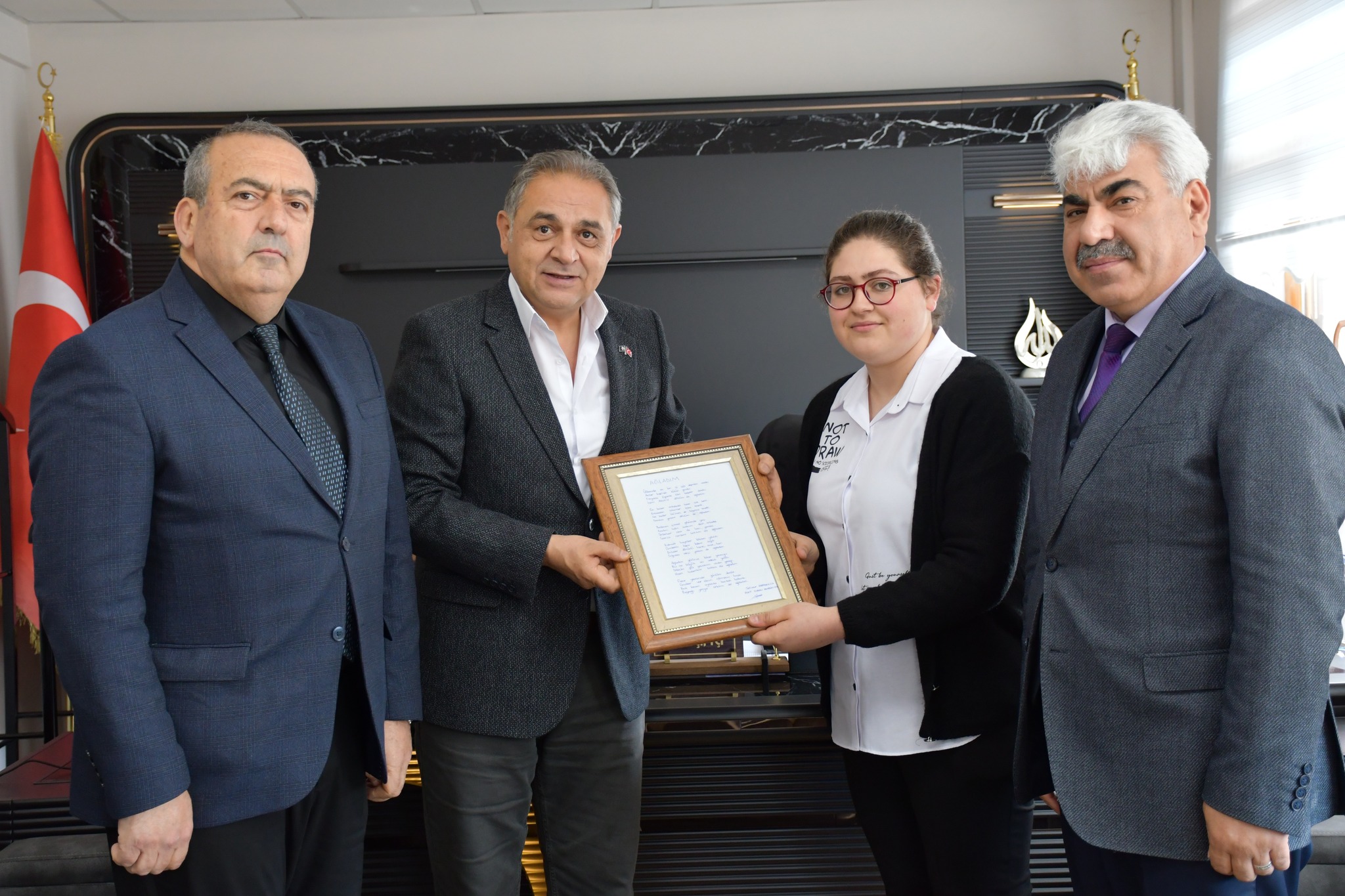 BAŞKAN ÇİFTÇİ’DEN SELİNNUR KARADENİZ’E ÖDÜL