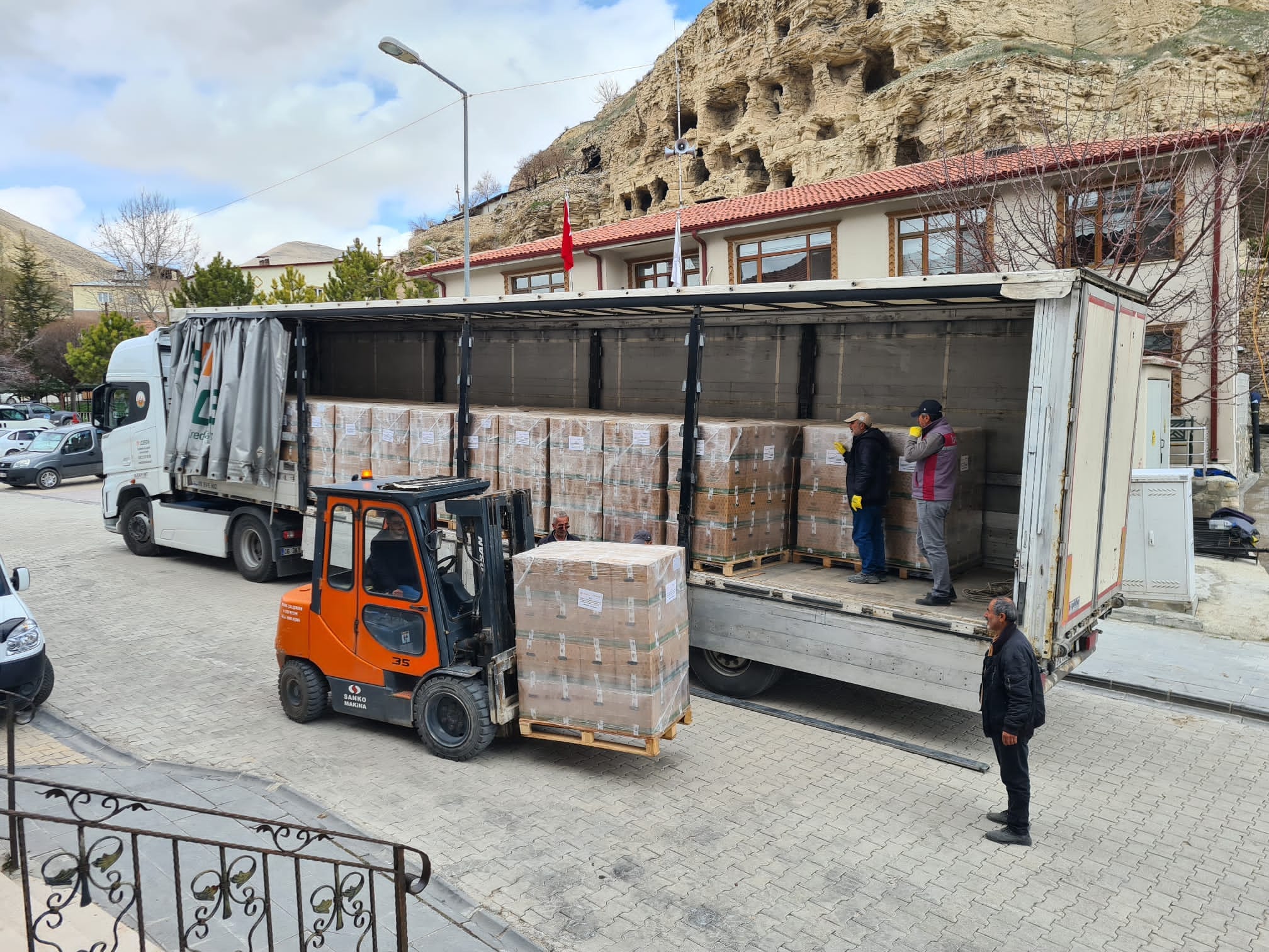 MİLLETVEKİLİ BOYRAZ DEPREMZEDELERE 2 TIR YARDIM GÖNDERDİ