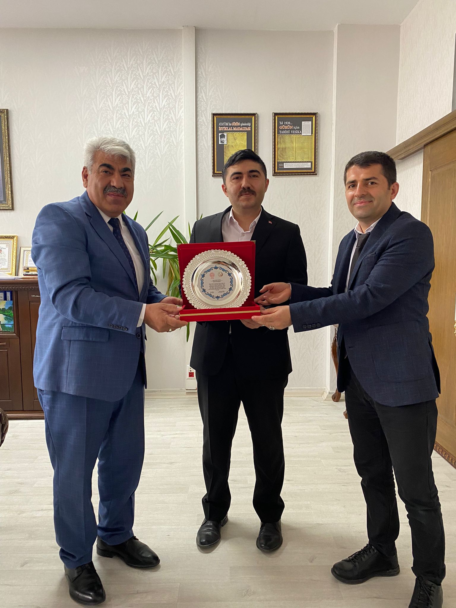 KAYMAKAM YAZICI’YA TEŞEKKÜR PLAKETİ
