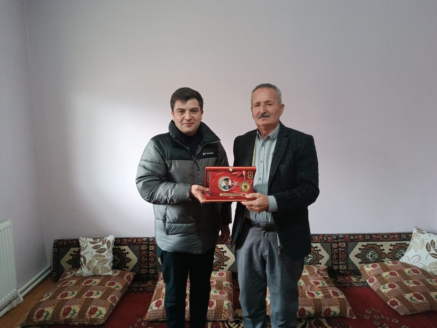 Kaymakam Abdullah Sarı Kıbrıs Gazilerine Plaket Verdi