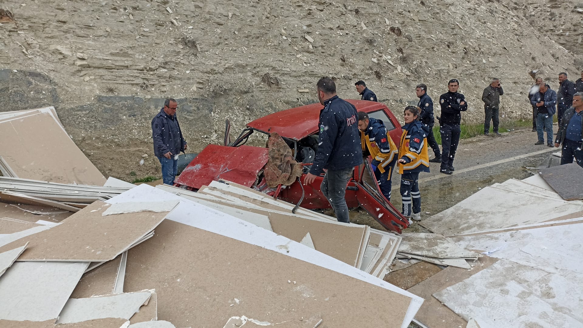 Gürün'de Facia Gibi Tır Kazası 2 Ölü  3 Yaralı