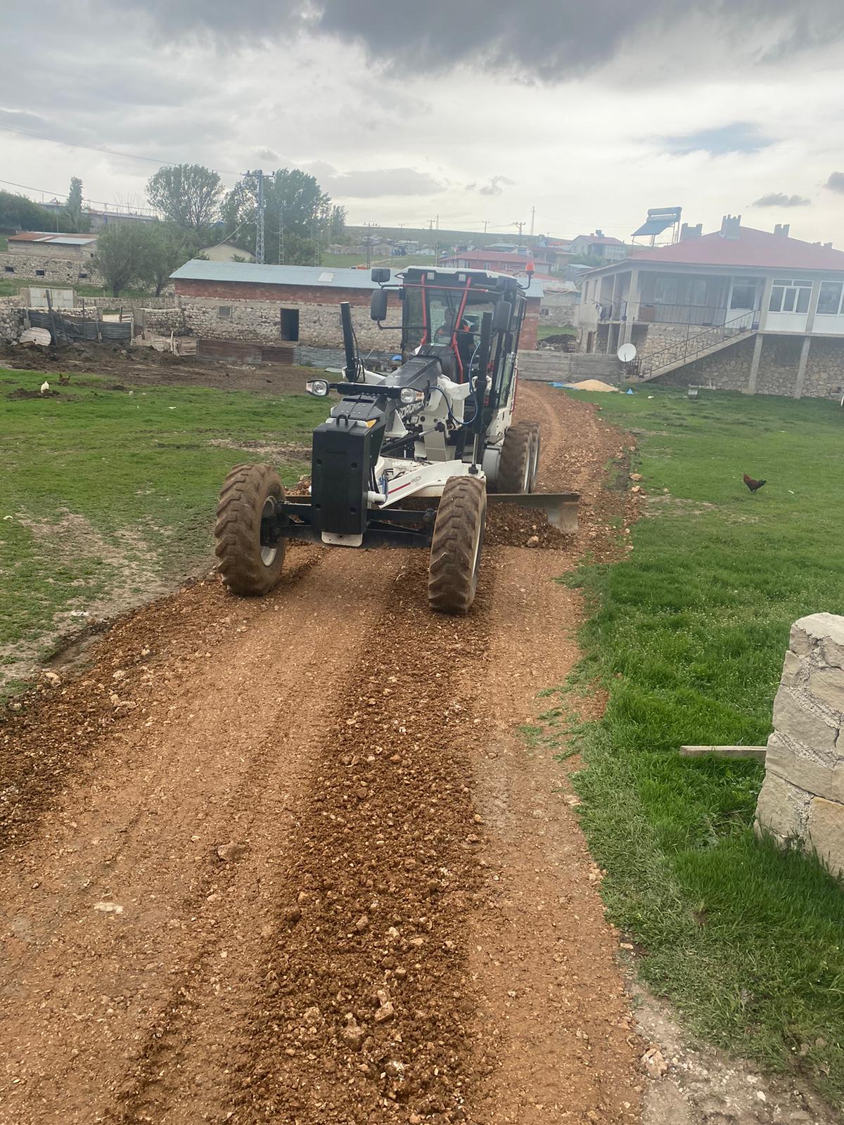 BOZULAN KÖY YOLLARI, STABİLİZE VE YOL ONARIM İLE İYİLEŞTİRİLİYOR