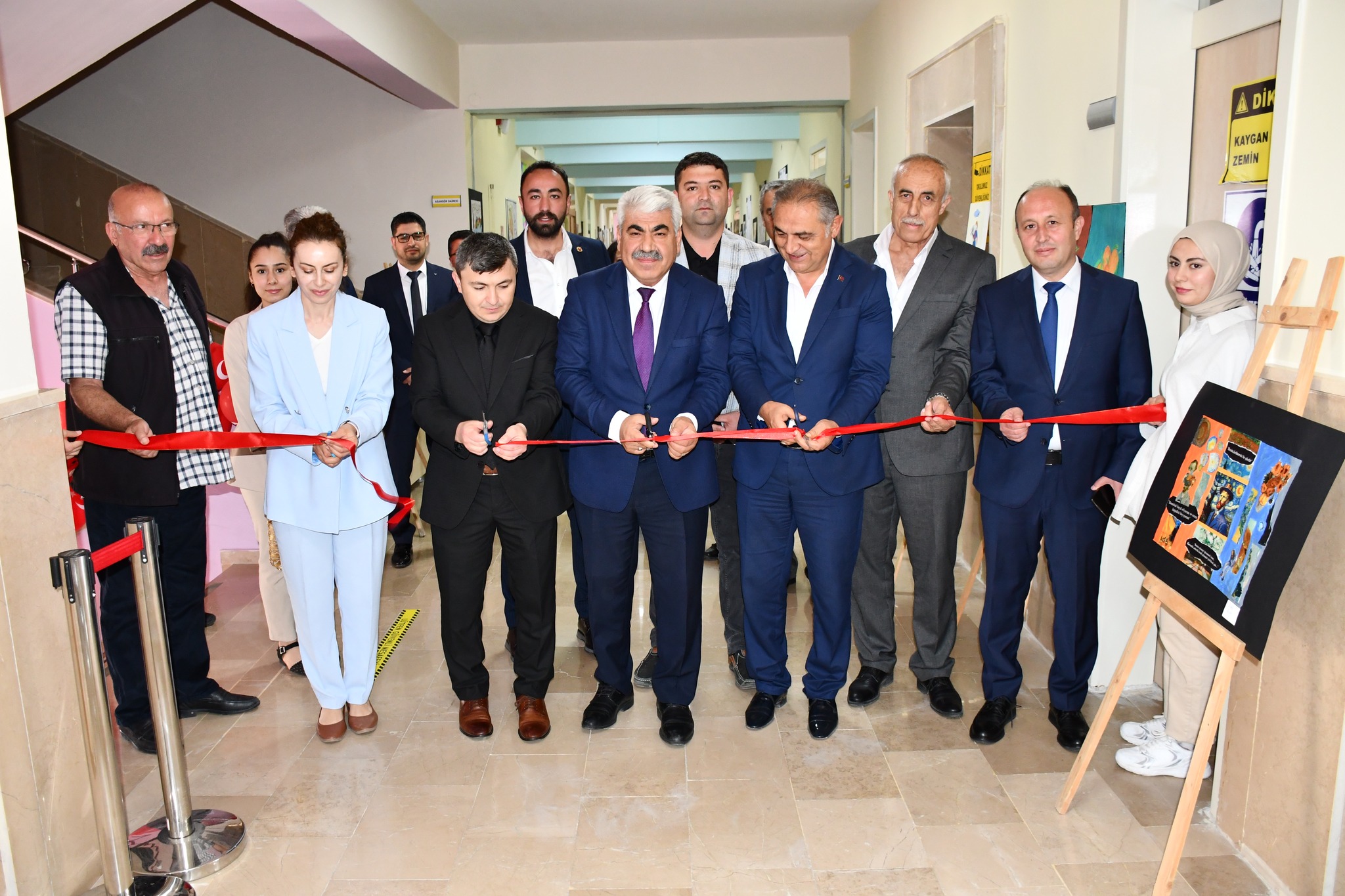 GÜRÜN ANADOLU LİSESİ KARMA RESİM SERGİSİ AÇILDI
