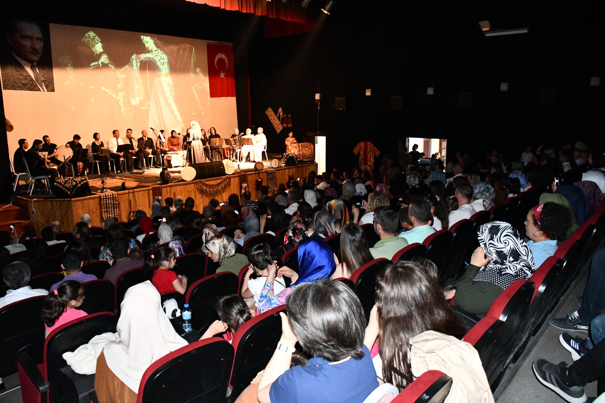 “7 BÖLGE 7 RENK 7 TAT” TÜRKÜ ŞÖLENE İLĞİ BÜYÜKTÜ