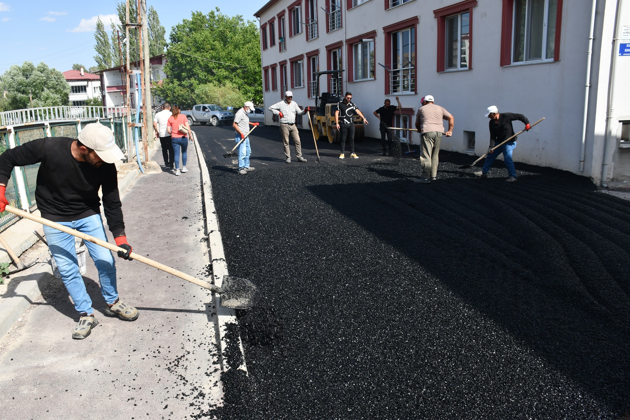 KONFORLU ULAŞIM İÇİN YOLLAR ASFALTLANIYOR