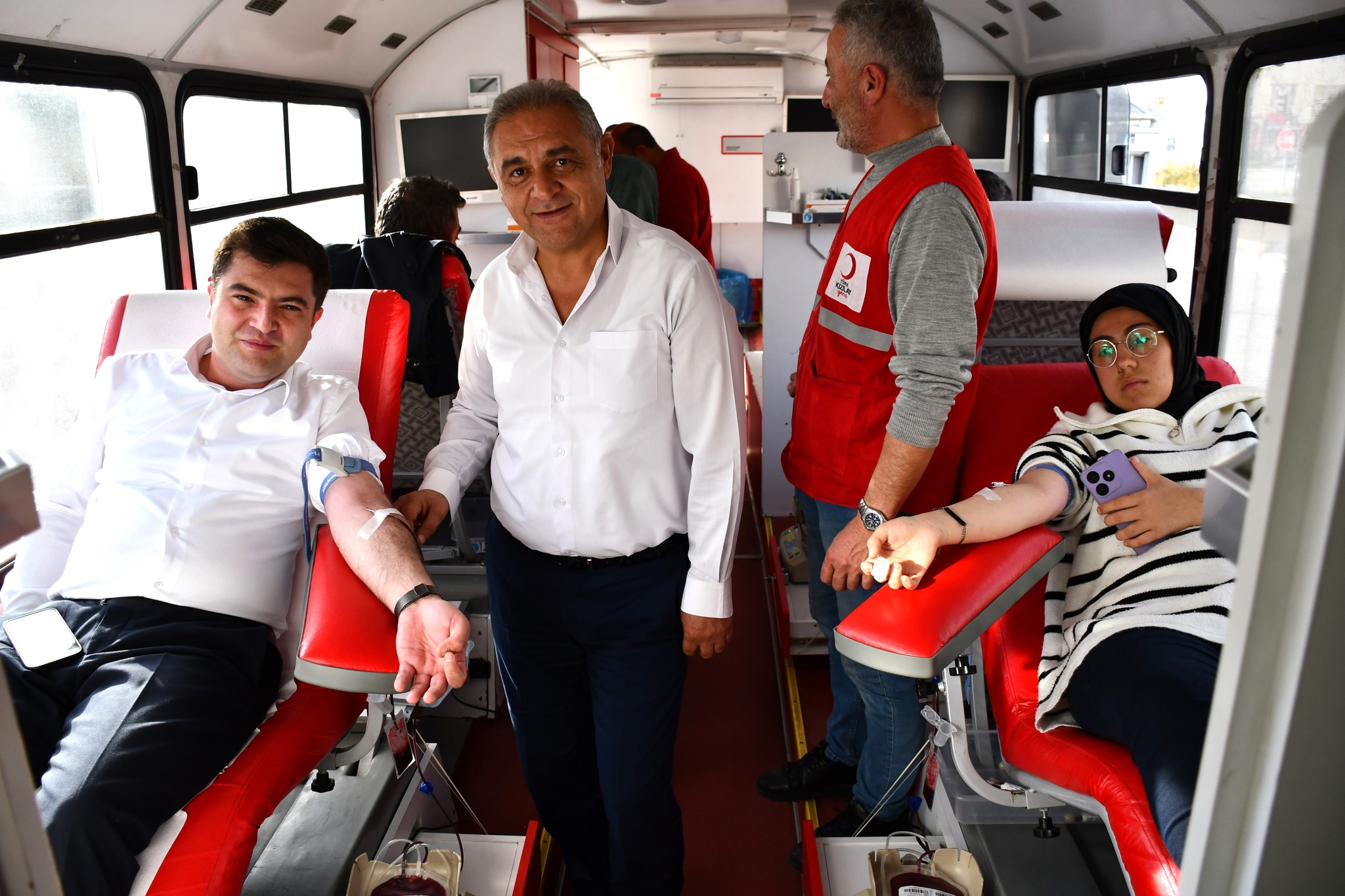 BAŞKAN ÇİFTÇİ VE KAYMAKAM SARI’DAN KAN BAĞIŞINA DESTEK 