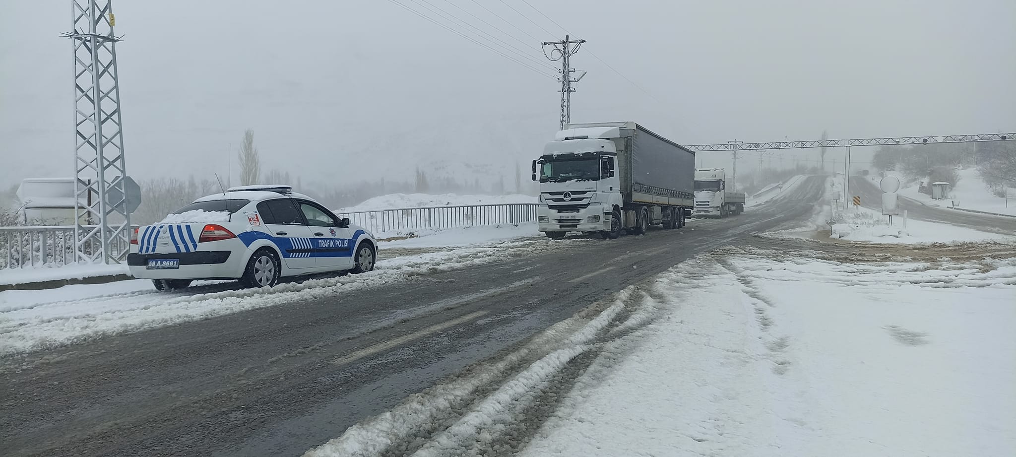 KAR VE TİPİ NEDENİYLE YOLLAR ULAŞIMA KAPANDI 