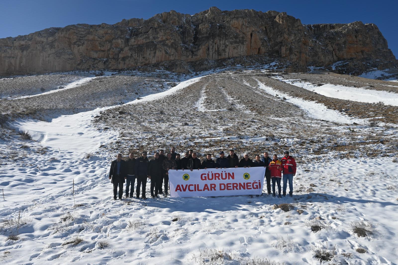 YABAN HAYVANLARI İÇİN DOĞAYA YEM BIRAKTILAR