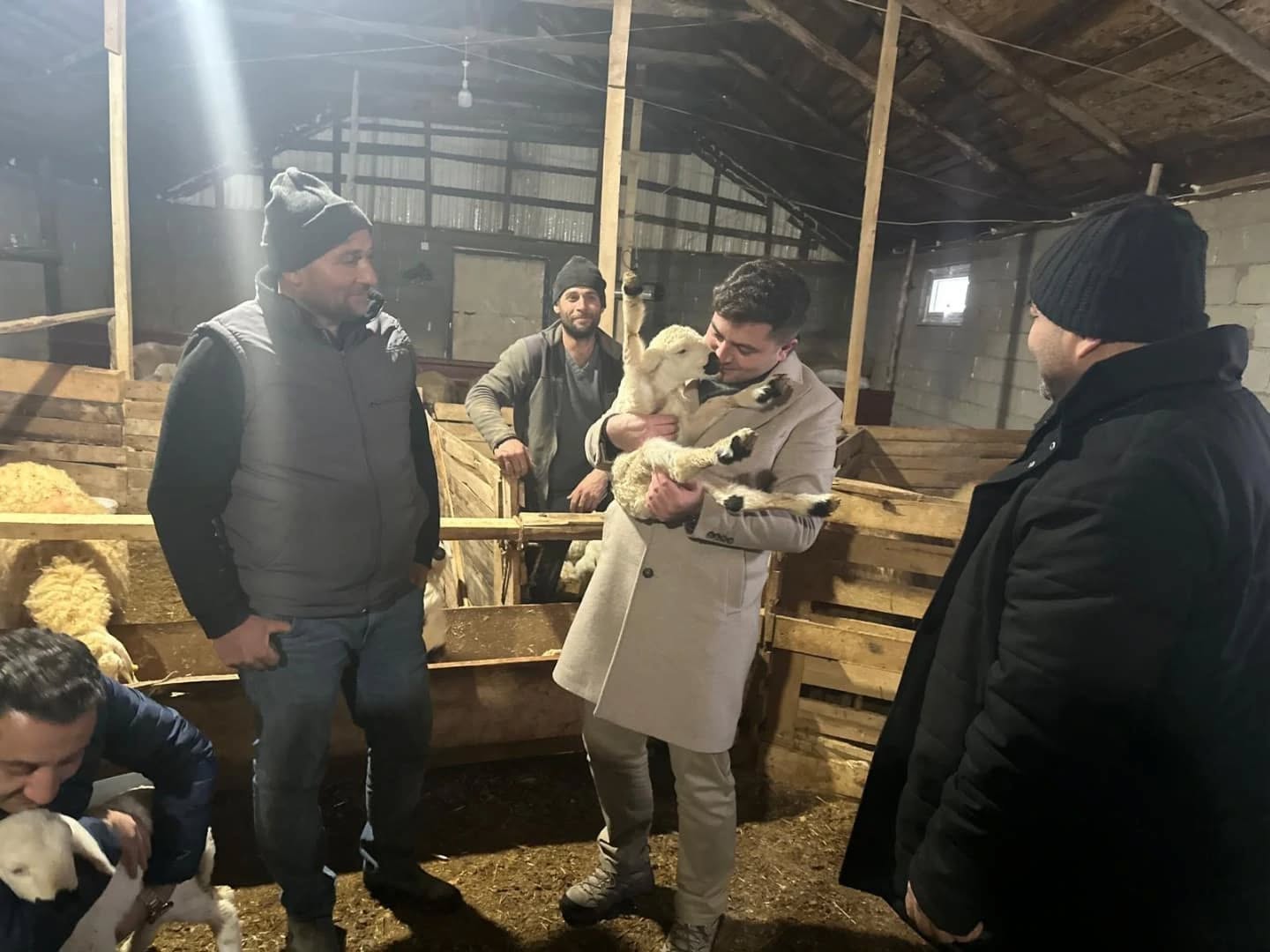 Çiftlikteki Kuzuları Kucağına Aldı