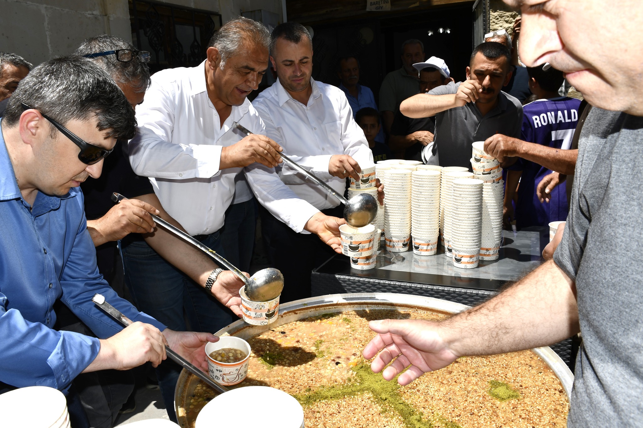 GÜRÜN’DE GELENEKSEL AŞURE İKRAMI