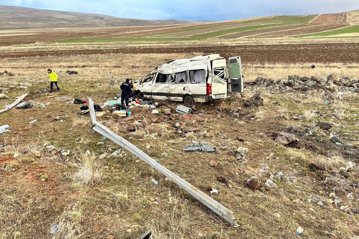 YOLCU MİNİBÜSÜ ŞARAMPOLE UÇTU: 2 ÖLÜ, 7 YARALI