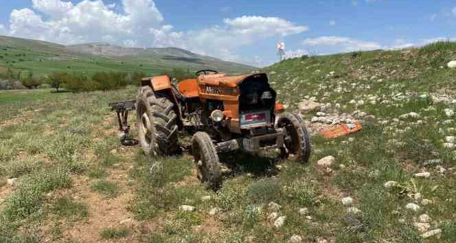 TRAKTÖR DEVRİLDİ ALTINA KALAN SÜRÜCÜ ÖLDÜ