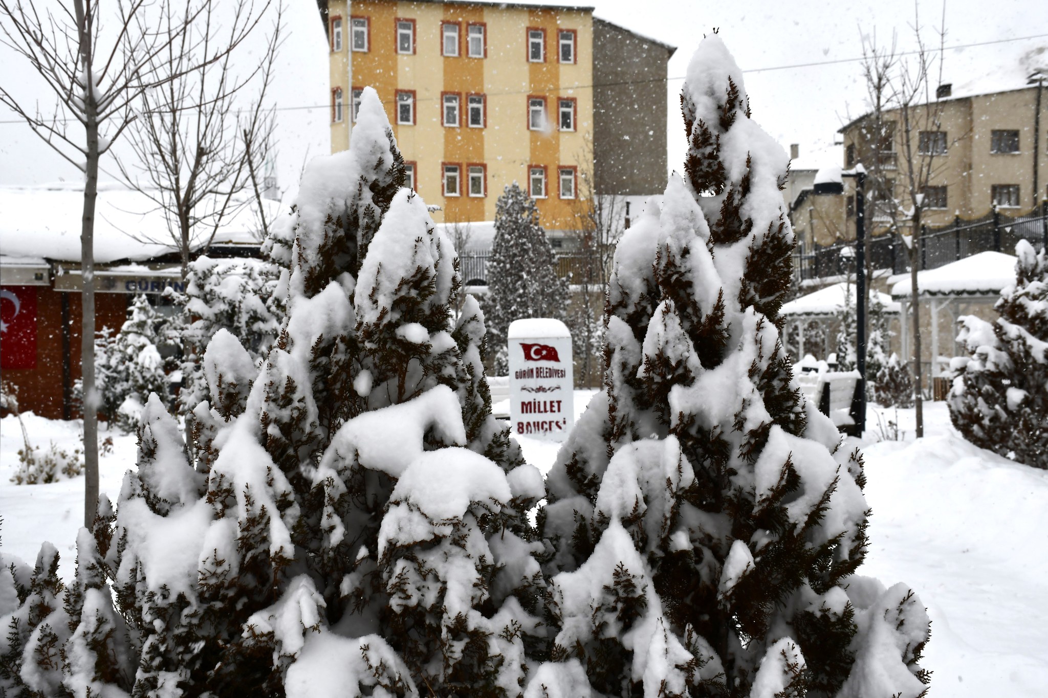 GÜRÜN’DE KAR VAR DURMAK YOK EKİPLER SAHADA