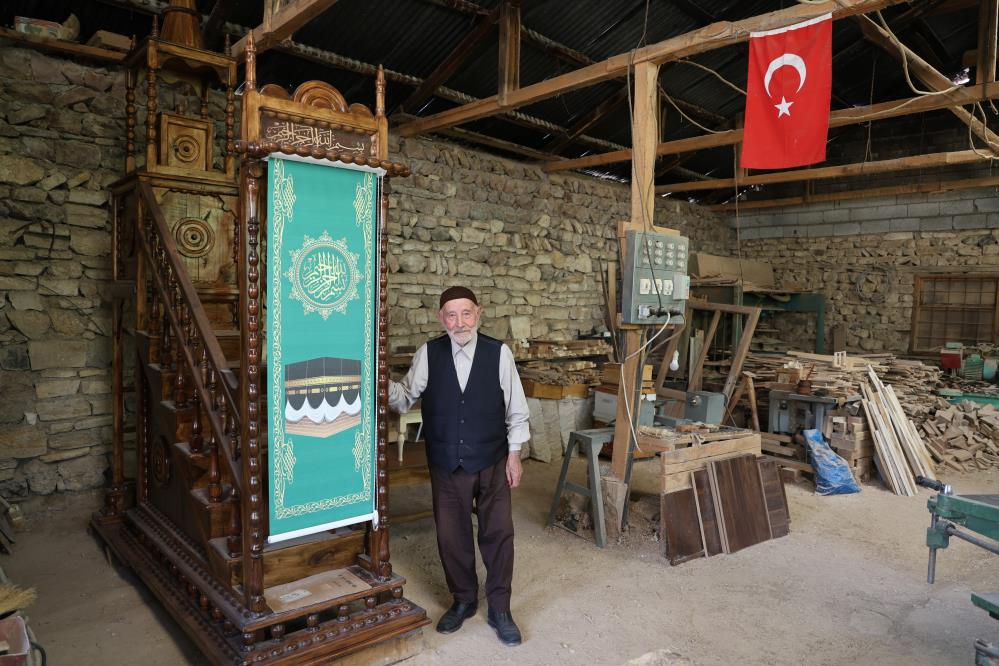 Güründe 92 Yaşındaki Ücretsiz Yaptığı Minberleri Dört Bir Yana Gönderiyor