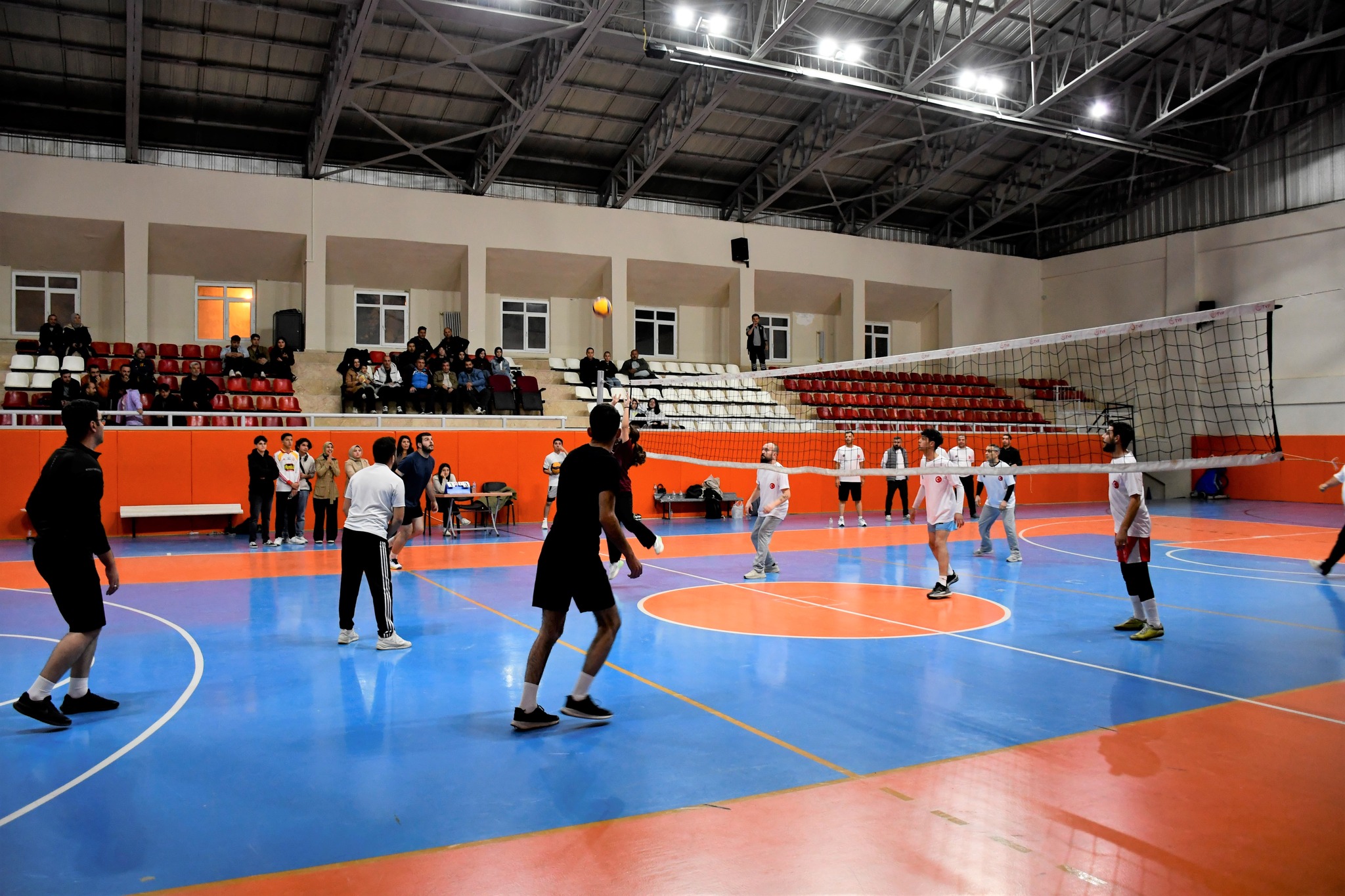 Gürün’de Voleybol Turnuvası Büyük Bir Coşkuyla Başladı  
