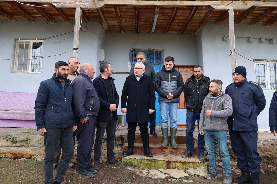 Vali Yılmaz Şimşek 4.4 Deprem Sonrası Gürün’de İncelemelerde Bulundu