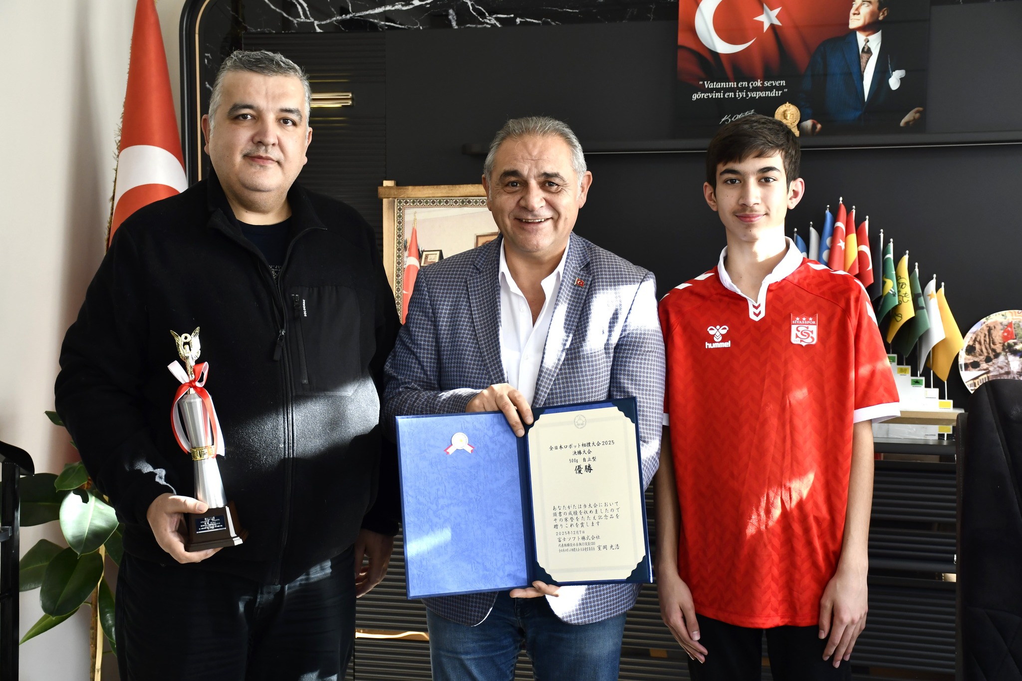 37. All Japan Robot Sumo Tournament Robot ile Auto Mini Sumo Kategorisinde Dünya Birincisi Olan Arda Uzun’a Çeyrek Altın Hediyesi