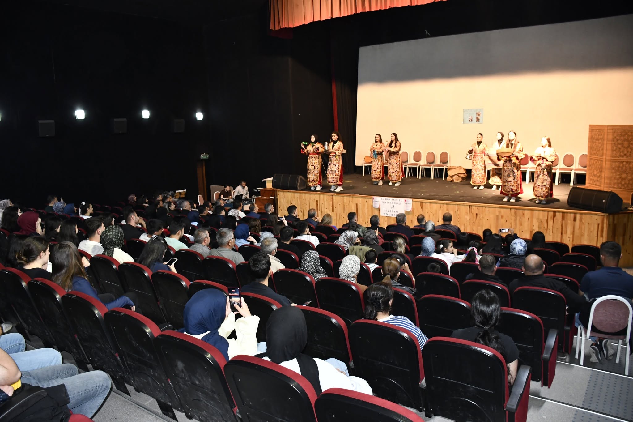 Gürün’de GMYO Öğrencileri Tiyatro Gösterisi Sahneledi