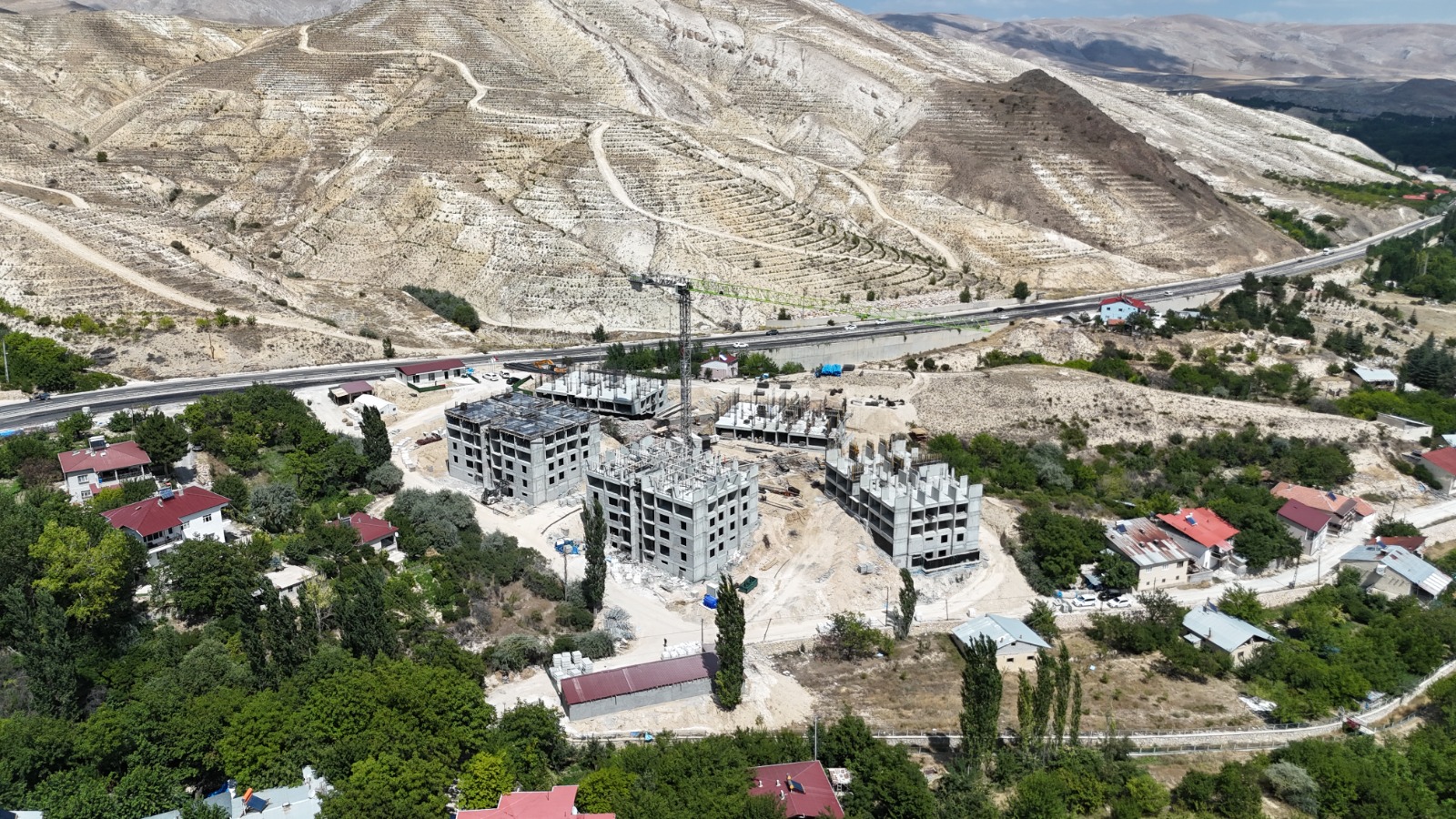 Gürün'de Deprem Sonrası İnşaat Çalışmaları Devam Ediyor