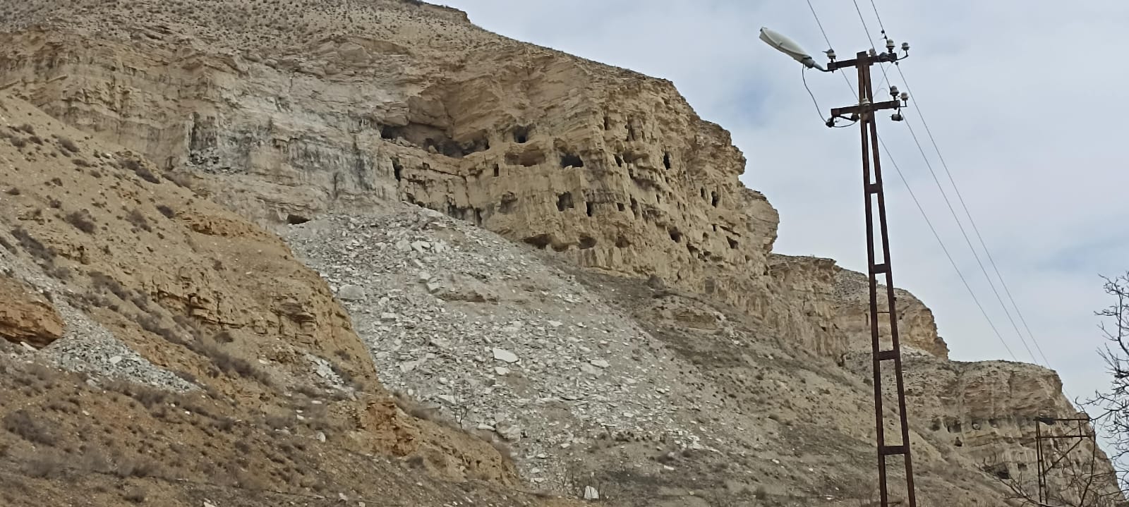 DEPREMDE 4 BİN YILLIK MAĞARA EVLERİ ZARAR GÖRDÜ