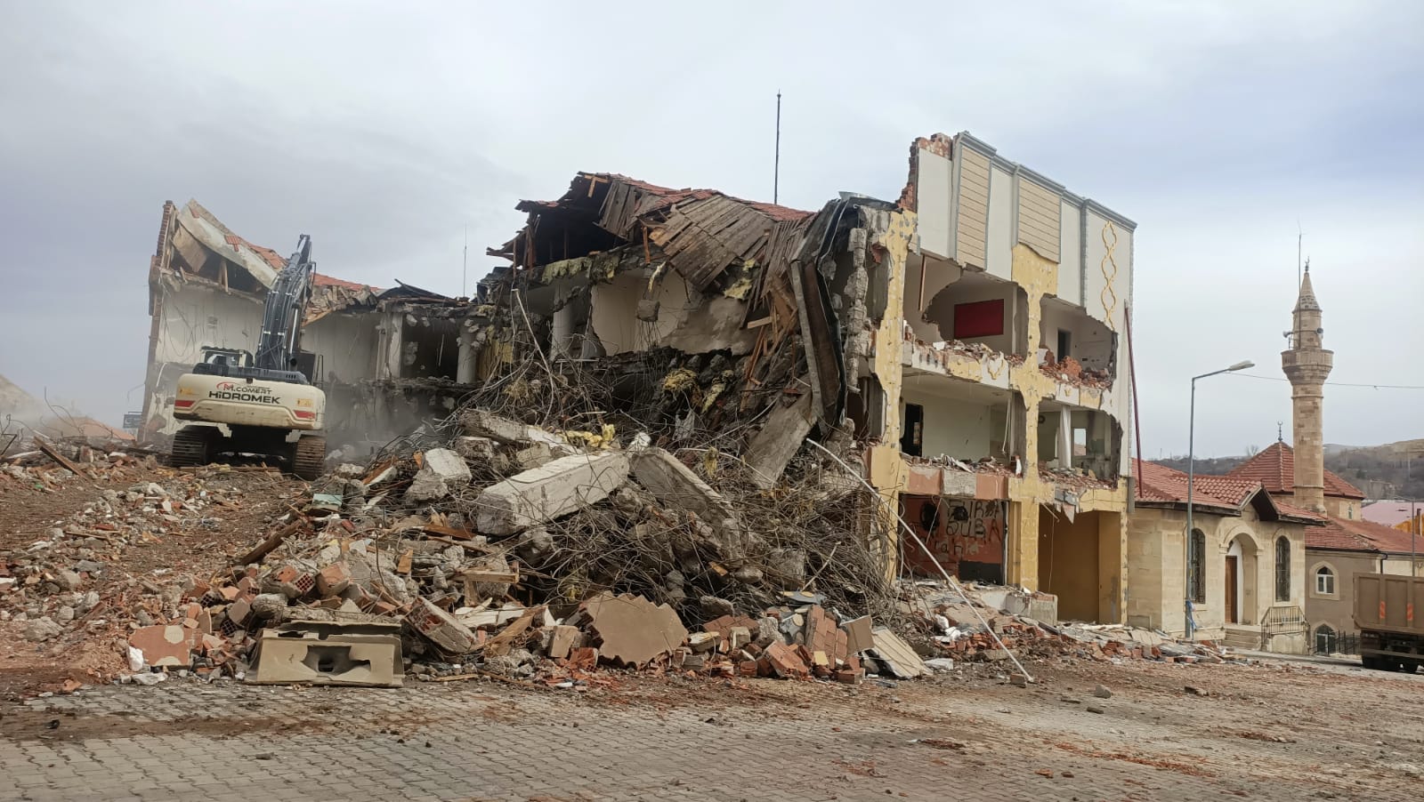 İLÇEMİZ'DEKİ DEPREM SONRASI HASAR GÖREN BİNALARIN YIKIMINA BAŞLANDI