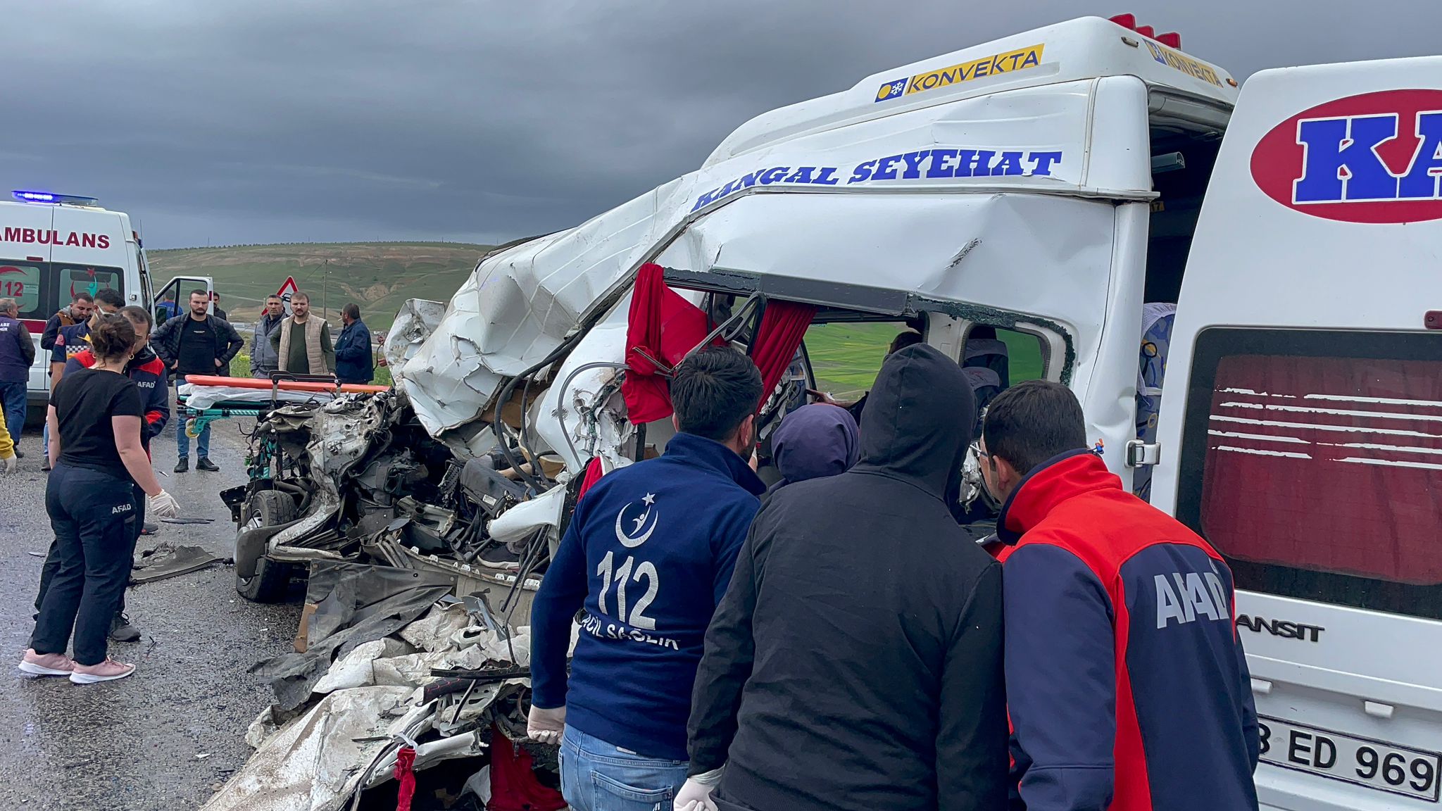 SERVİS ARACI İLE TIR ÇARPIŞTI: 4 ÖLÜ, 1'İ AĞIR 3 YARALI