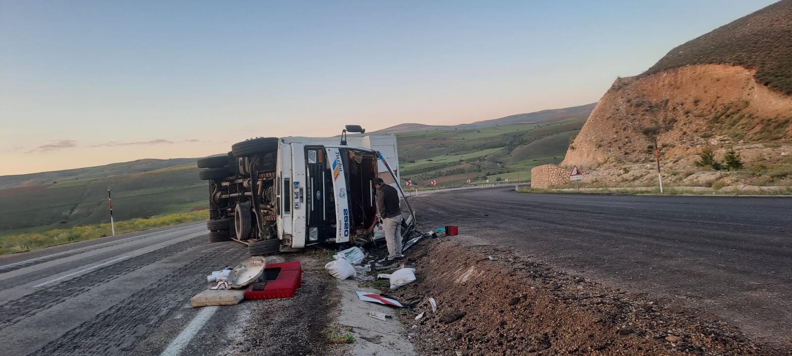 KONTROLDEN ÇIKAN KAMYON YAN YATTI, 2 KİŞİ YARALANDI