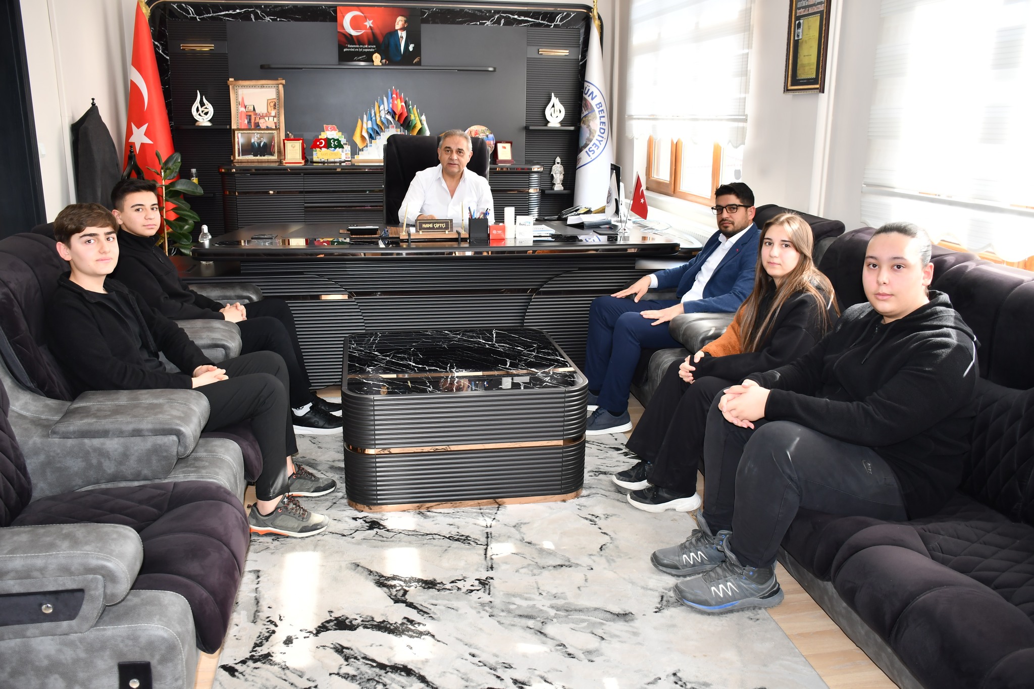Gürün İyilik Yapanlar Projesi Öğrencilerinden Başkan Çiftçiye Ziyaret