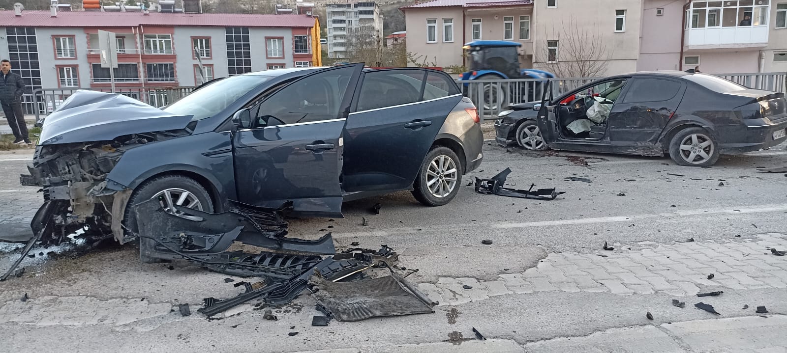 OTOMOBİLLER KAFA KAFAYA ÇARPIŞTI 