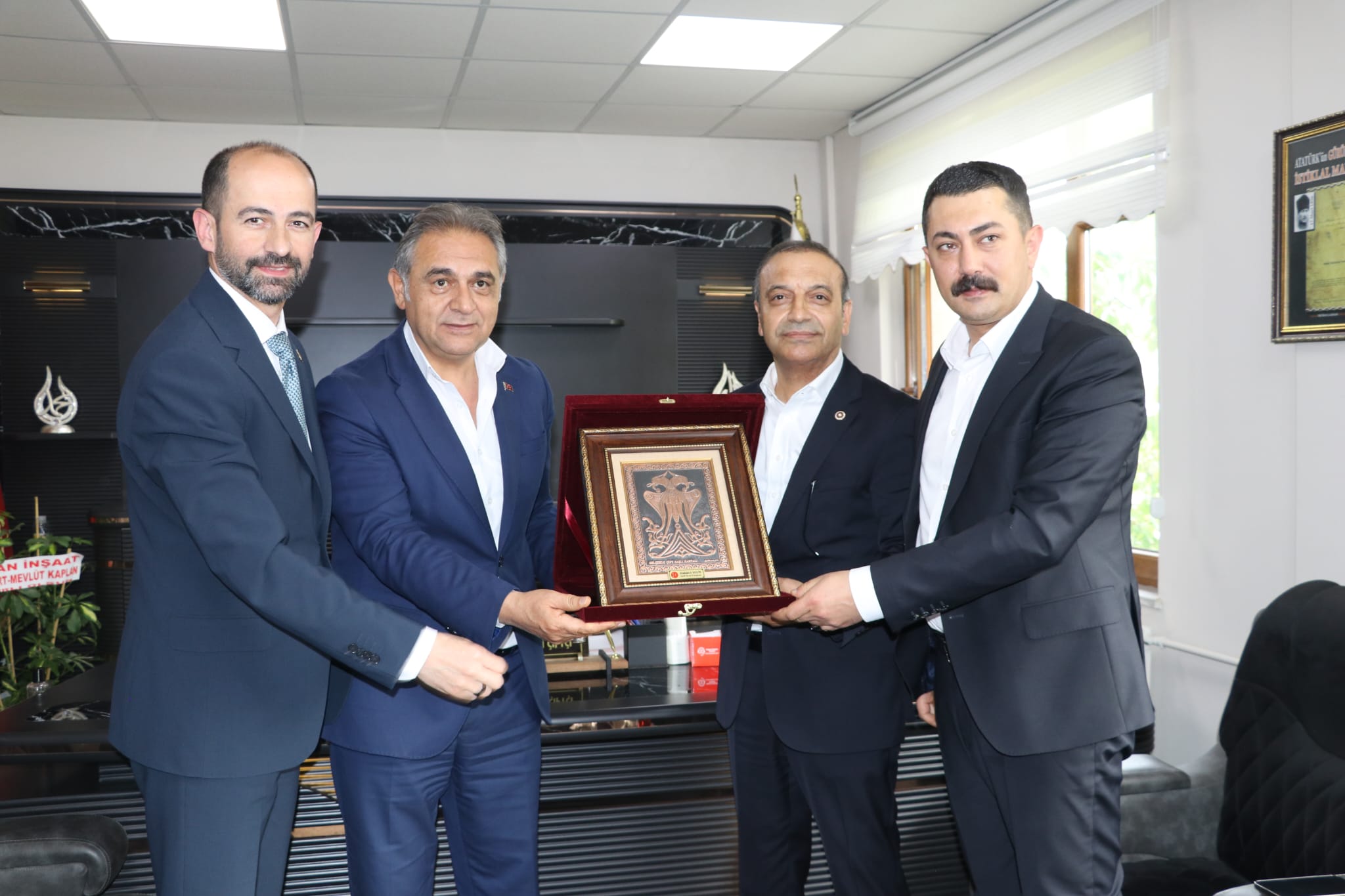 ÖZYÜREK’TEN BAŞKAN ÇİFTÇİ’YE HAYIRLI OLSUN ZİYARETİ