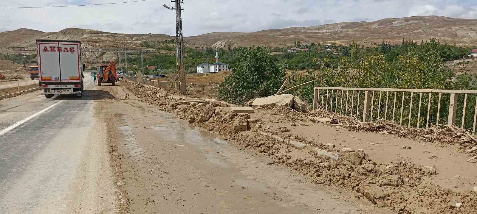 Gürün’de Meydana Gelen Sel’in İzleri Siliniyor 