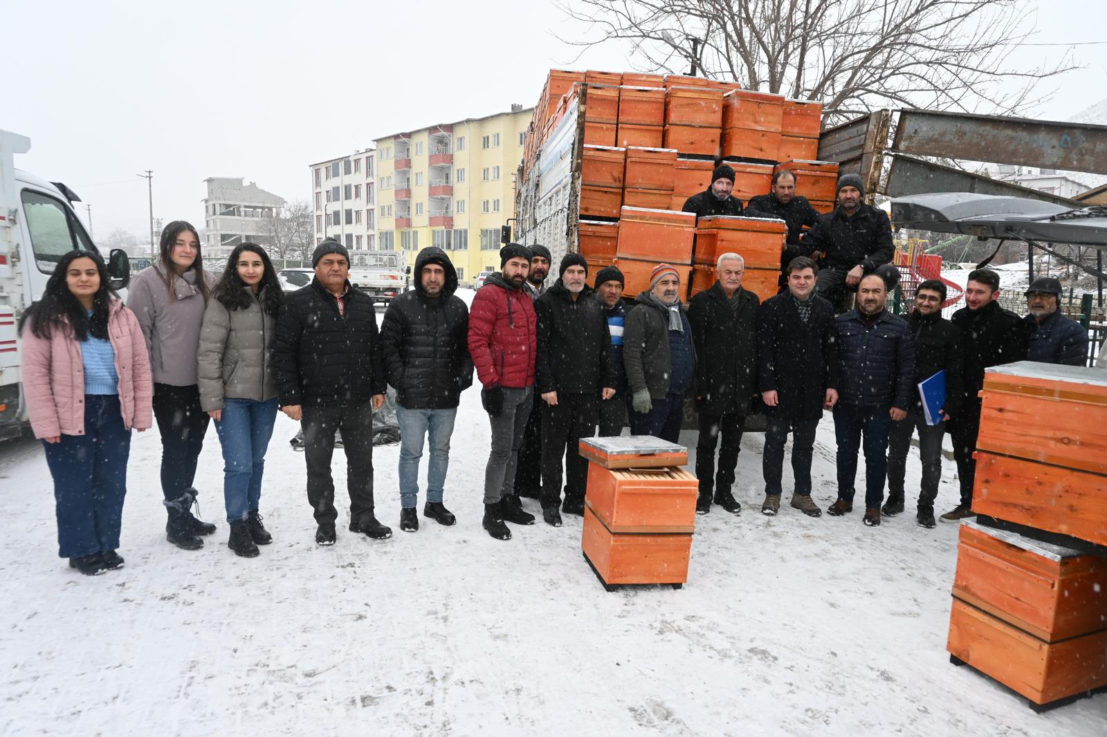 Gürün’de 14 Arıcıya 20’şer Adet, Toplamda 280 Adet Arı Kovanı Dağıtımı Gerçekleştirildi