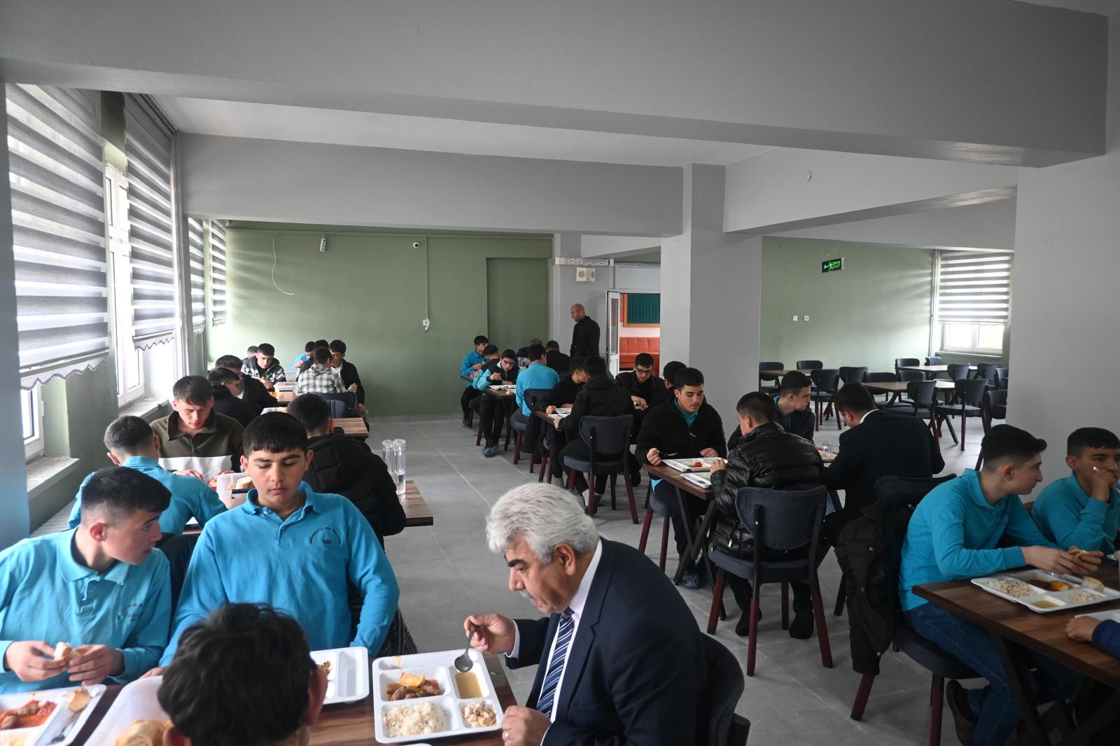 Gürün Mesleki ve Teknik Anadolu Lisesinde Öğrencilere Yemek Programı Düzenlendi