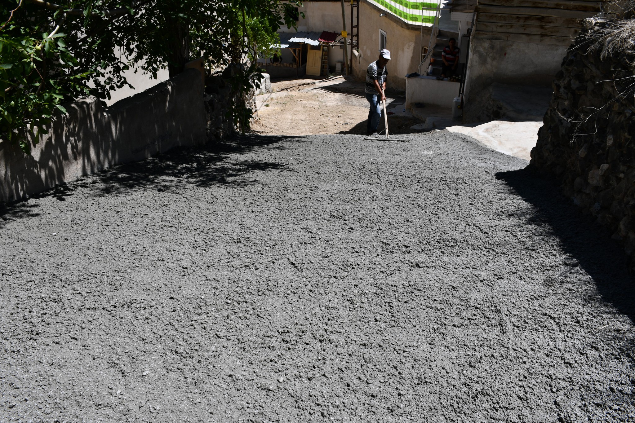 Gürün’de Yeşilyurt Mahallesi’nde Beton Yol Çalışması Başlandı