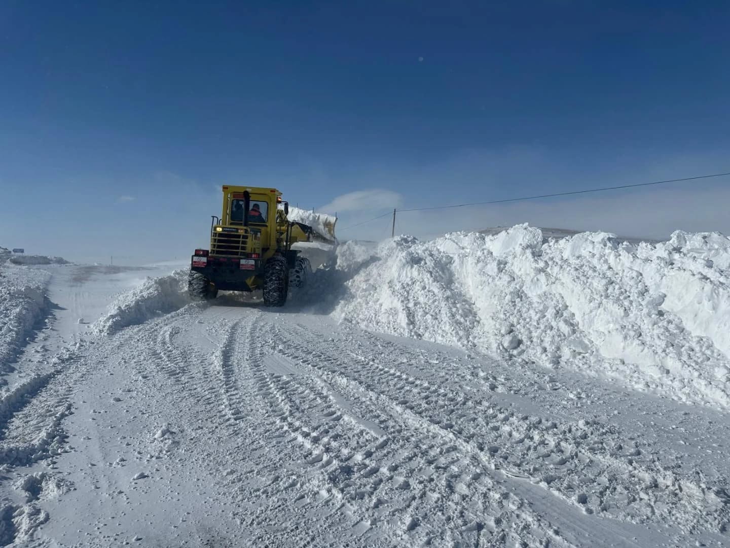 Gürün’de Karayolları Ekipleri Kapanan Yolları Açmaya Devam Ediyor