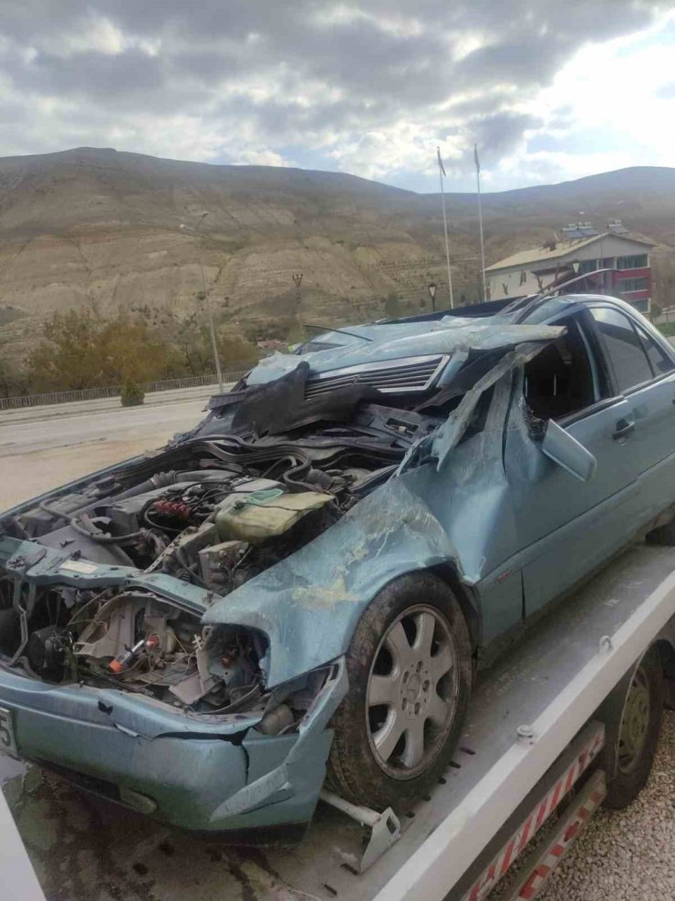 OTOMOBİL TAKLA ATTI: 3 YARALI