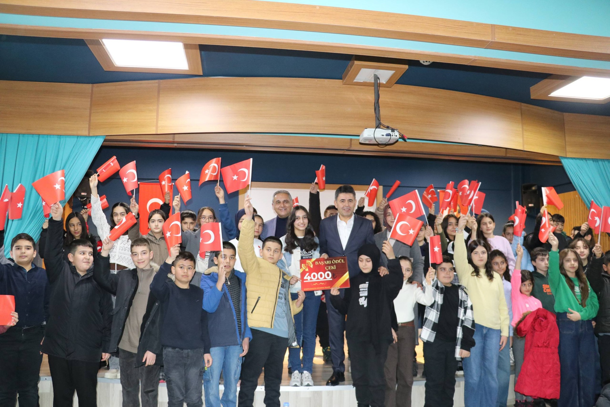 Boyraz’dan Başarılı 200 Öğrenciye 4 Bin TL Ödül