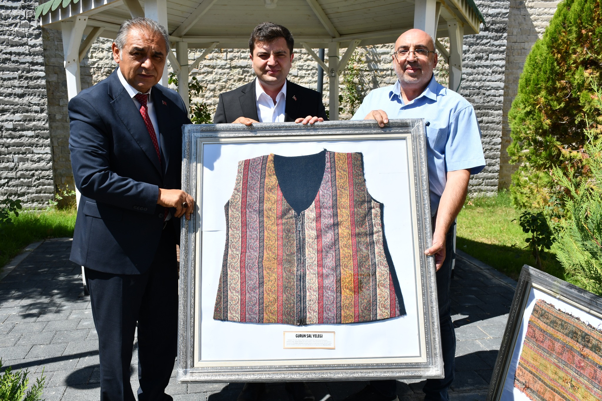 Gürün Şalı ve Yeleği Başkan Çiftçi ve Kaymakam Sarı’ya Teslim Edildi 